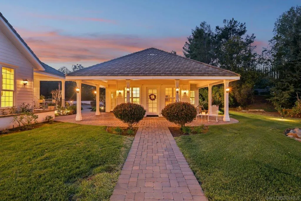 Poway, California 92064, United States, 5 Bedrooms Bedrooms, ,8 BathroomsBathrooms,Residential,Active,86205