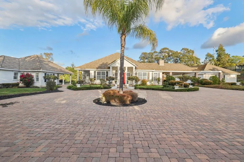 Poway, California 92064, United States, 5 Bedrooms Bedrooms, ,8 BathroomsBathrooms,Residential,Active,86205