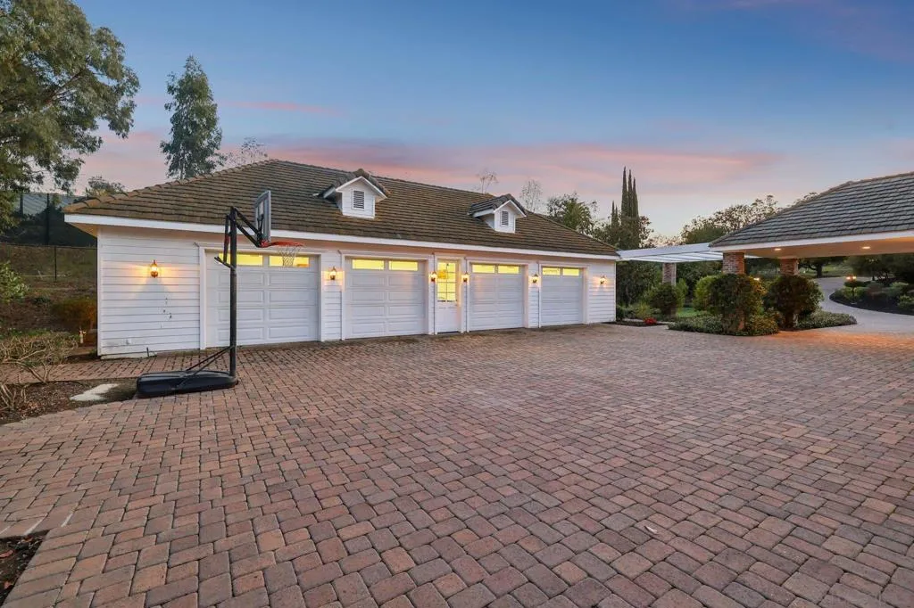 Poway, California 92064, United States, 5 Bedrooms Bedrooms, ,8 BathroomsBathrooms,Residential,Active,86205