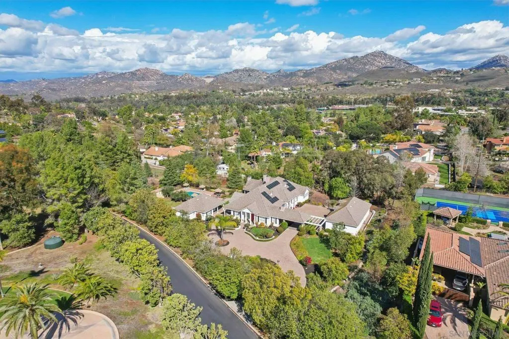 Poway, California 92064, United States, 5 Bedrooms Bedrooms, ,8 BathroomsBathrooms,Residential,Active,86205