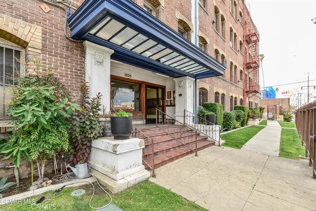 Photo of 4125 S Figueroa Street #101, Los Angeles, CA 90037 (MLS # DW25257136)