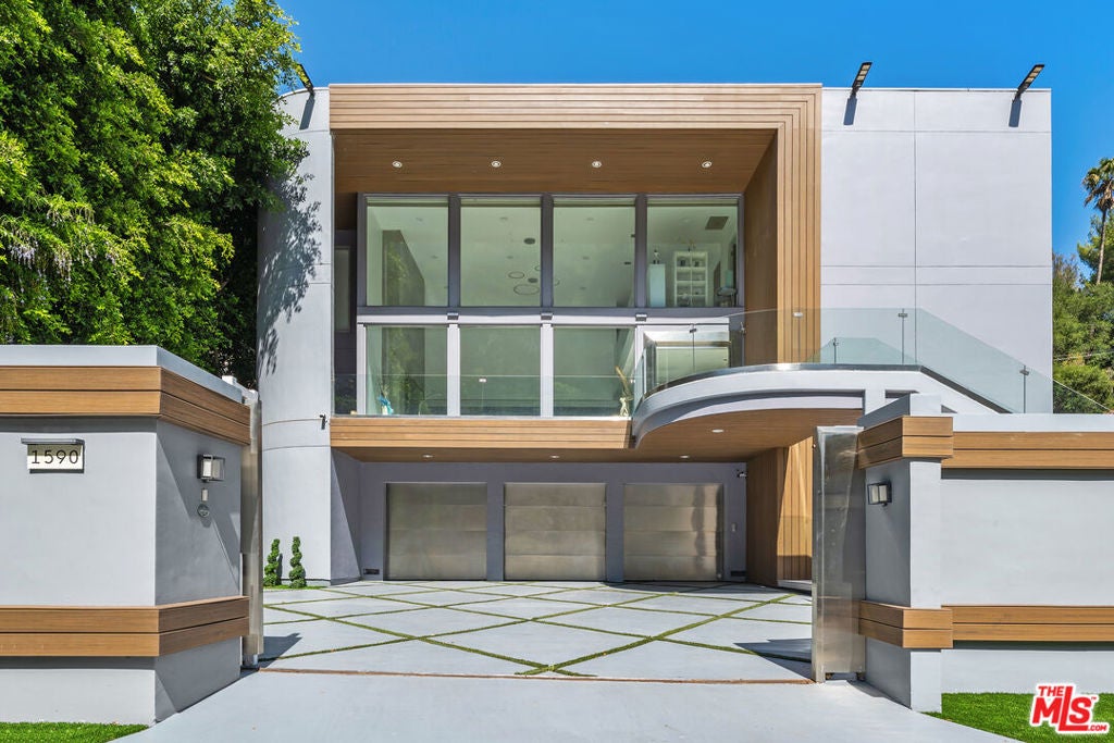 Photo of 1590 BENEDICT CANYON Drive, Beverly Hills, CA 90210 (MLS # 26998235)