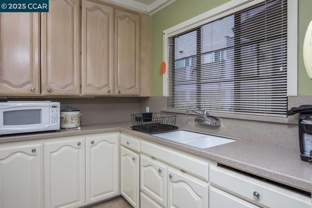 DOWNTOREEK - Residential Lease