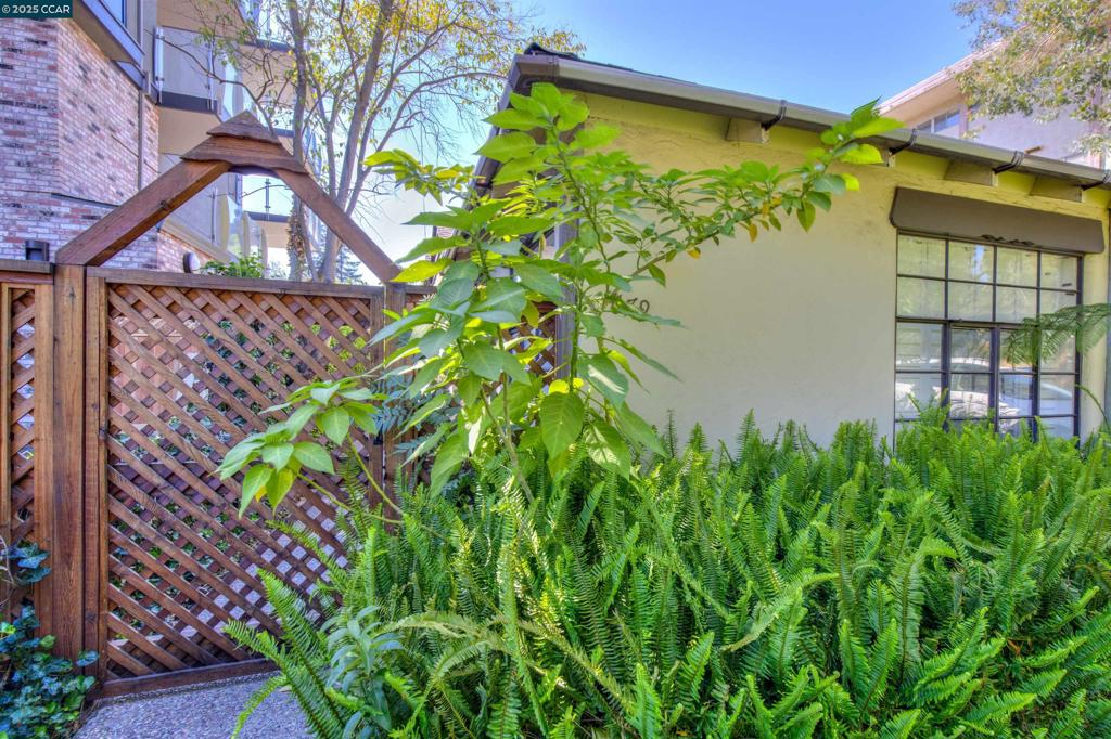 DOWNTOREEK - Residential Lease