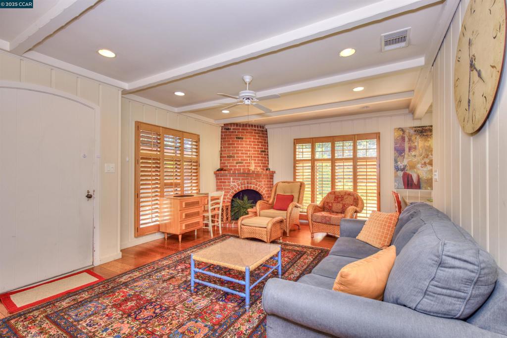 DOWNTOREEK - Residential Lease