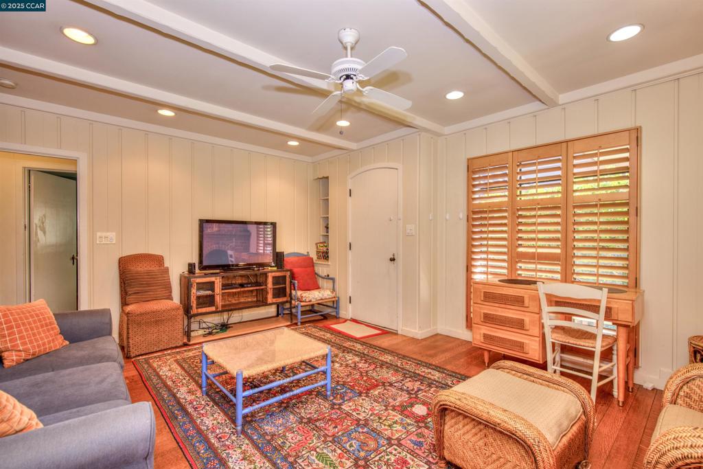 DOWNTOREEK - Residential Lease