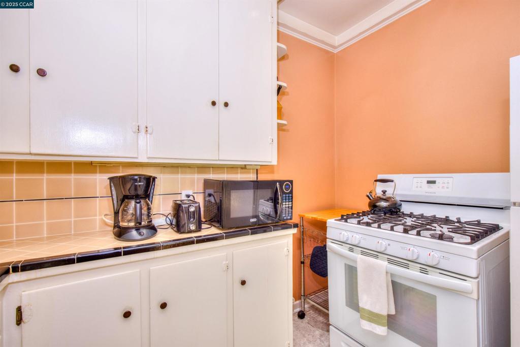 DOWNTOREEK - Residential Lease