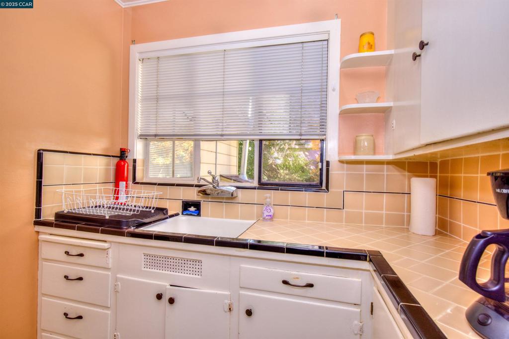 DOWNTOREEK - Residential Lease