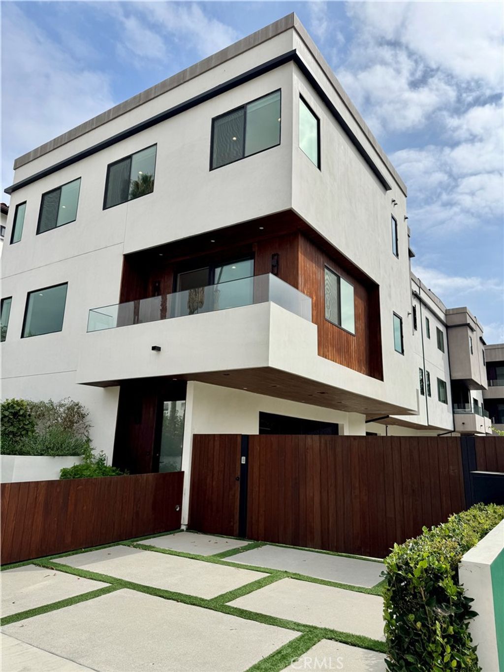 Photo of 4336 N Serene Place, Studio City, CA 91604 (MLS # TR25226199)