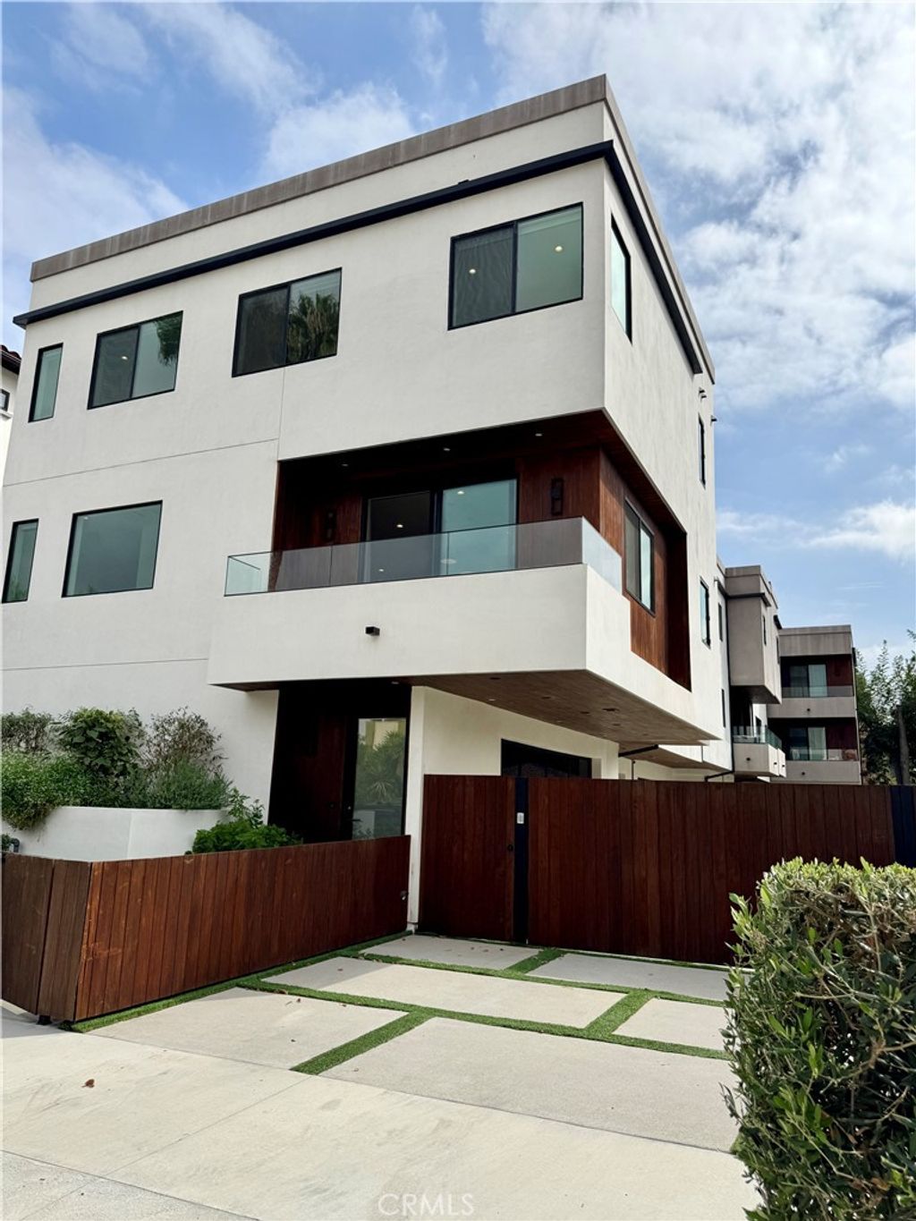 Photo of 4336 N Serene Place, Studio City, CA 91604 (MLS # TR25226199)