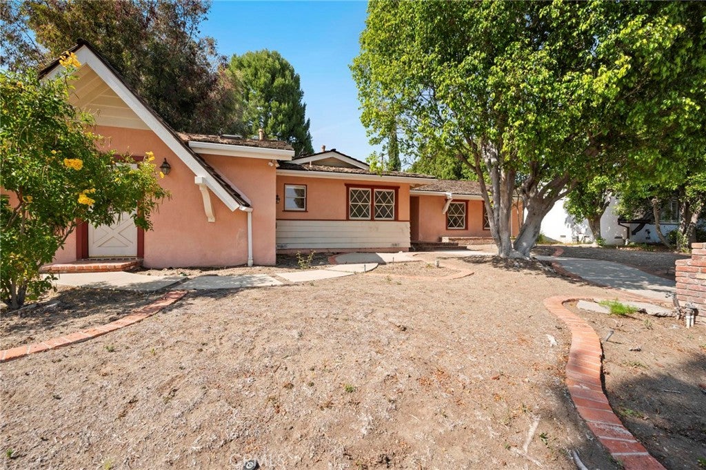 18543 Chatsworth