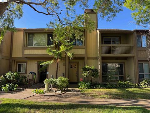 Photo of 3211 Phoenix Ln Ln, Alameda, CA 94502 (MLS # 41127050)