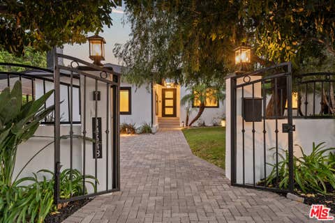 Photo of 14348 Roblar Place, Sherman Oaks, CA 91423 (MLS # 26862421)