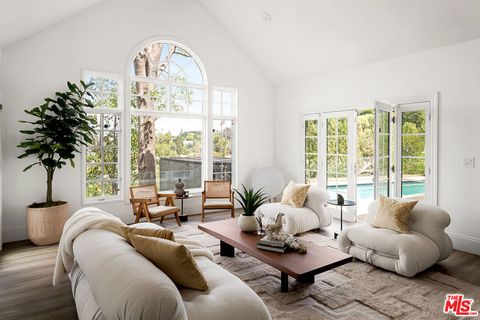 Photo of 12917 Galewood Street, Studio City, CA 91604 (MLS # 26731747)