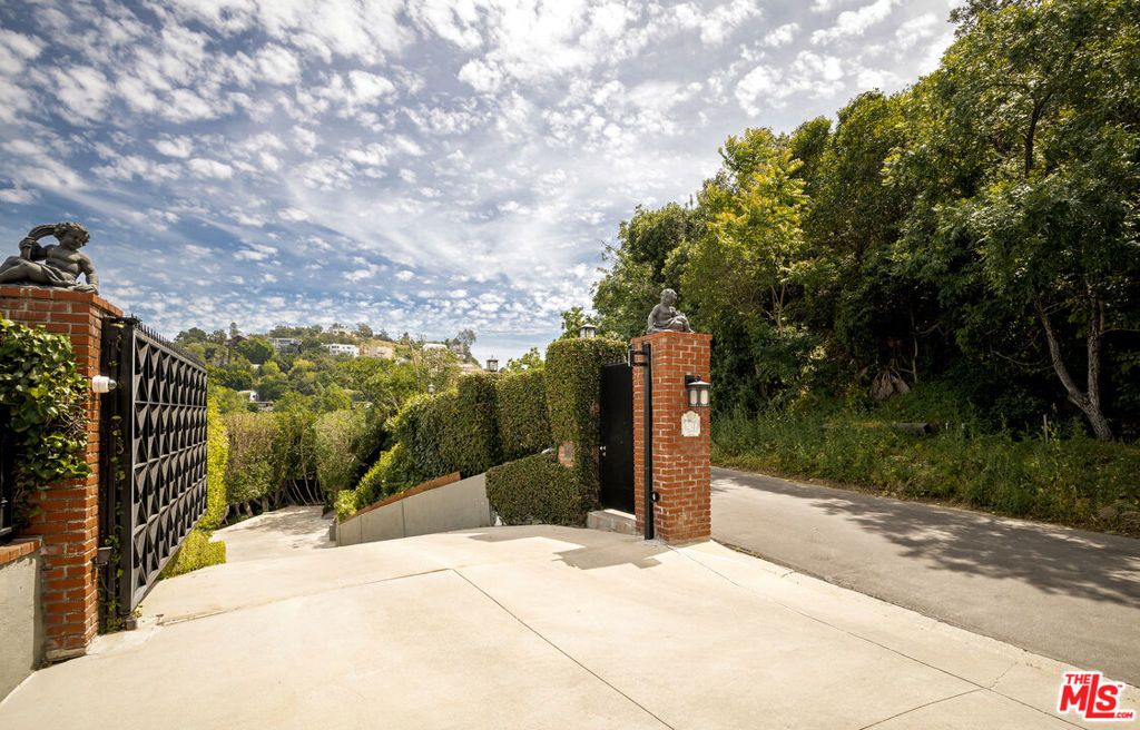 Photo of 12917 Galewood Street, Studio City, CA 91604 (MLS # 26731747)