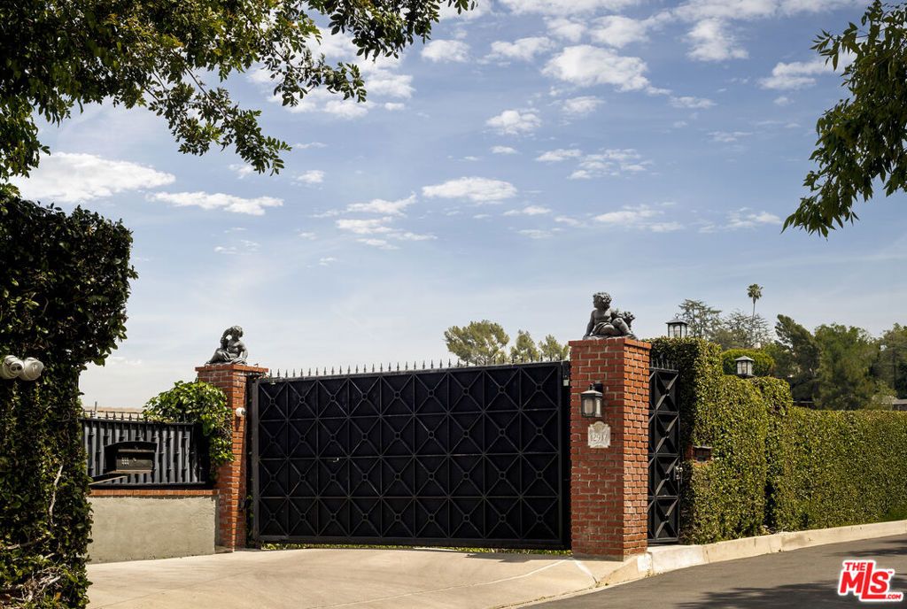 Photo of 12917 Galewood Street, Studio City, CA 91604 (MLS # 26731747)