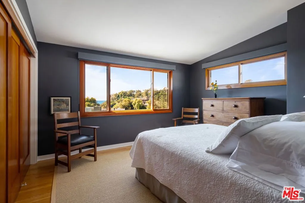 Santa Monica, California 90402, United States, 4 Bedrooms Bedrooms, ,3 BathroomsBathrooms,Residential,Active,240289