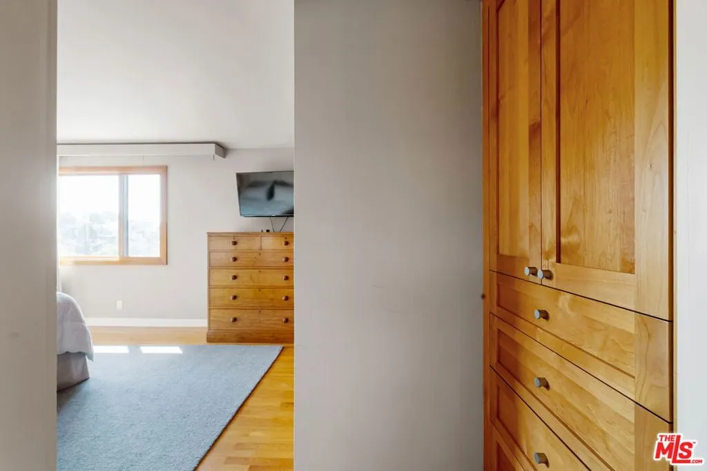 Santa Monica, California 90402, United States, 4 Bedrooms Bedrooms, ,3 BathroomsBathrooms,Residential,Active,240289