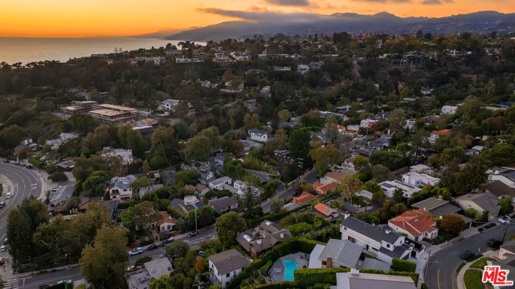 Santa Monica, California 90402, United States, 4 Bedrooms Bedrooms, ,3 BathroomsBathrooms,Residential,Active,240289