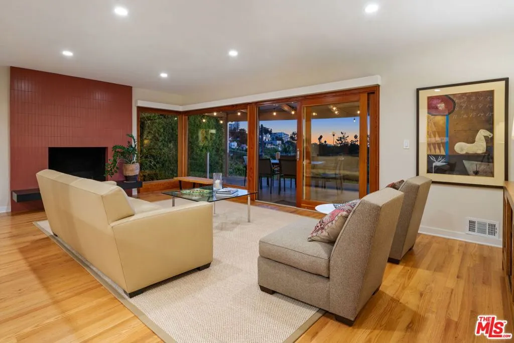 Santa Monica, California 90402, United States, 4 Bedrooms Bedrooms, ,3 BathroomsBathrooms,Residential,Active,240289