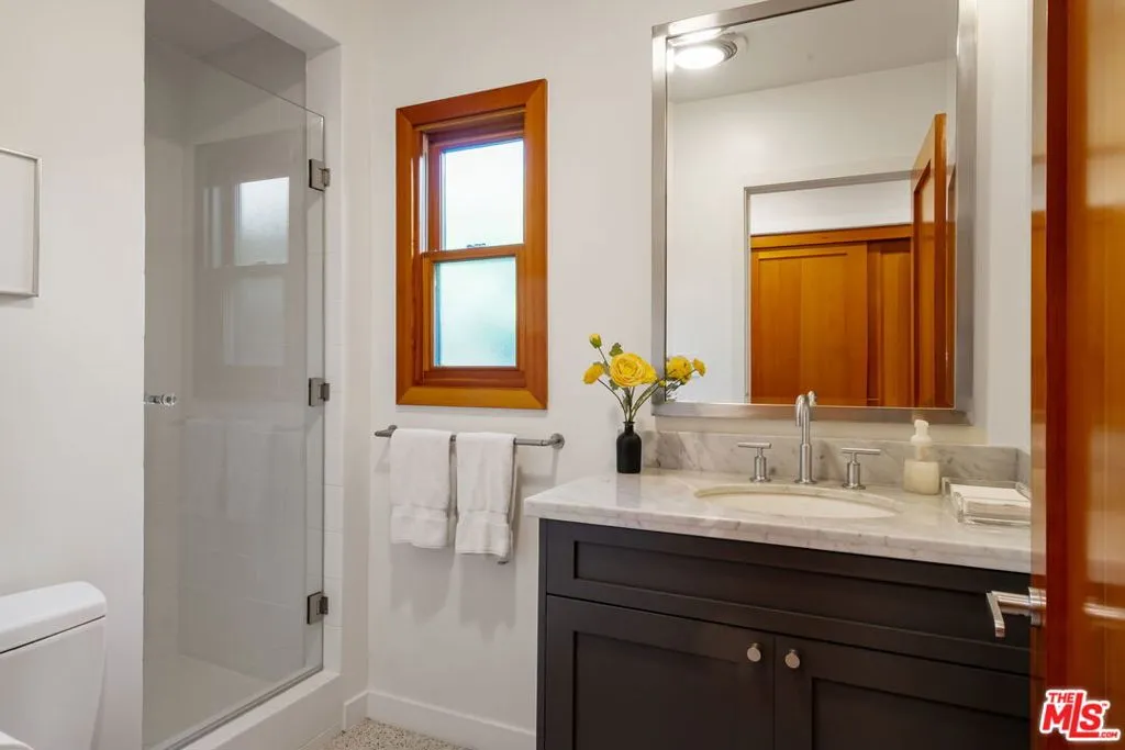 Santa Monica, California 90402, United States, 4 Bedrooms Bedrooms, ,3 BathroomsBathrooms,Residential,Active,240289