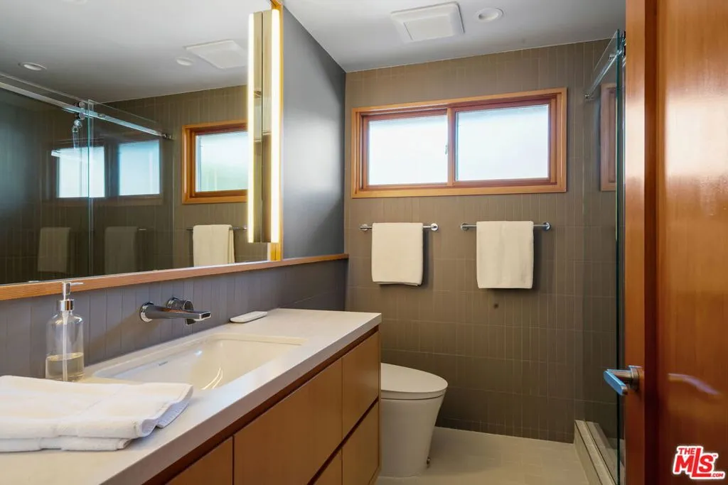 Santa Monica, California 90402, United States, 4 Bedrooms Bedrooms, ,3 BathroomsBathrooms,Residential,Active,240289