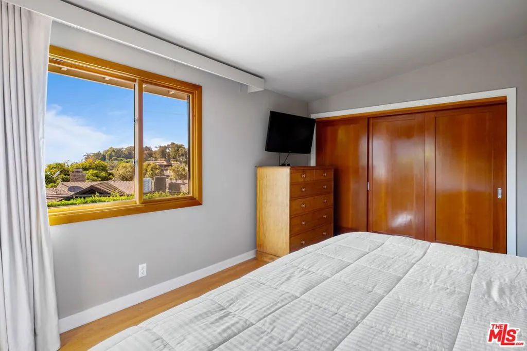 Santa Monica, California 90402, United States, 4 Bedrooms Bedrooms, ,3 BathroomsBathrooms,Residential,Active,240289