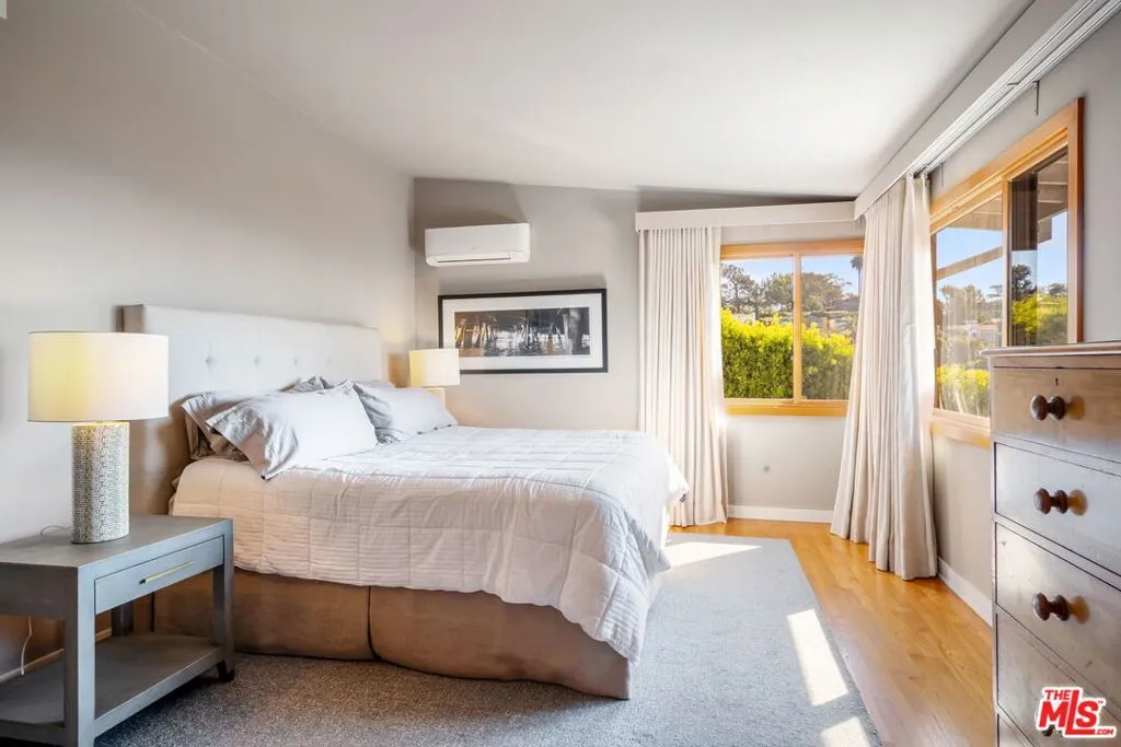 Santa Monica, California 90402, United States, 4 Bedrooms Bedrooms, ,3 BathroomsBathrooms,Residential,Active,240289