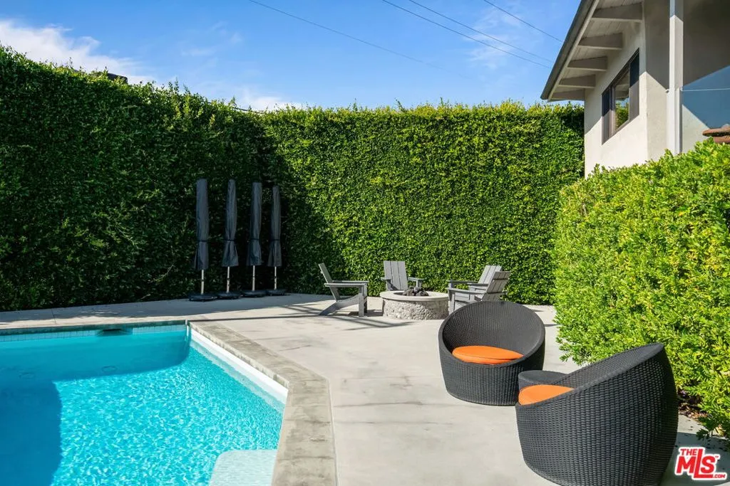 Santa Monica, California 90402, United States, 4 Bedrooms Bedrooms, ,3 BathroomsBathrooms,Residential,Active,240289