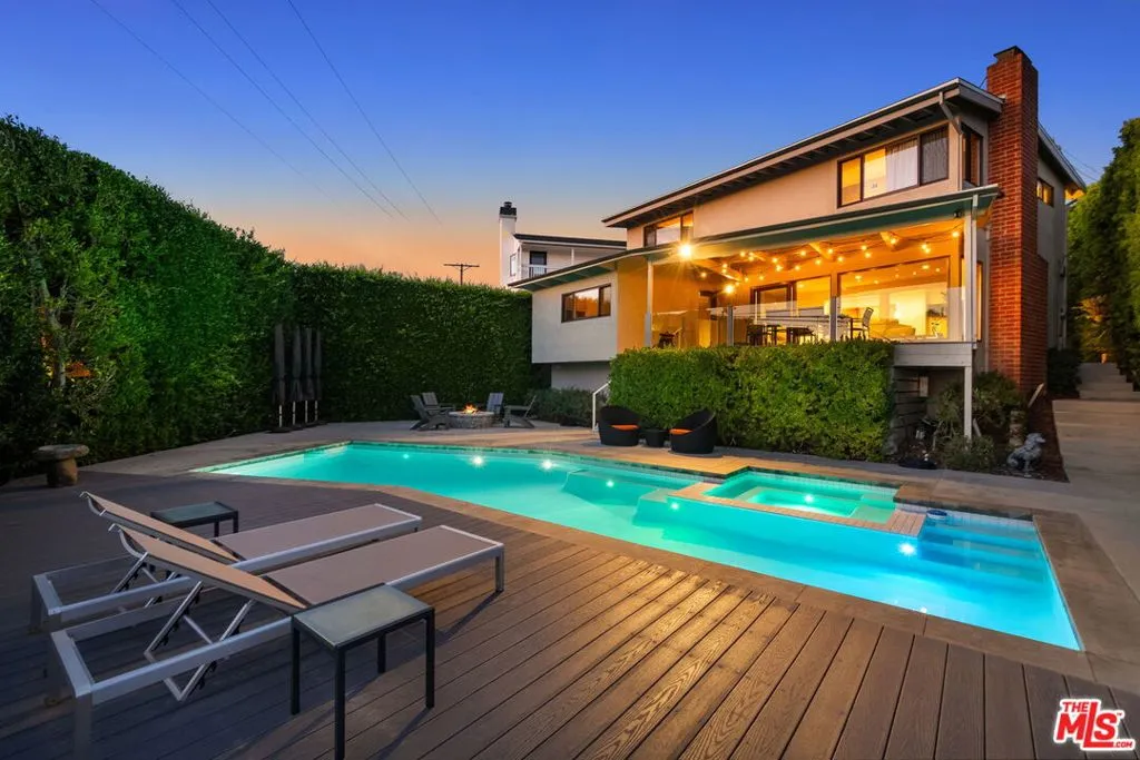 Santa Monica, California 90402, United States, 4 Bedrooms Bedrooms, ,3 BathroomsBathrooms,Residential,Active,240289