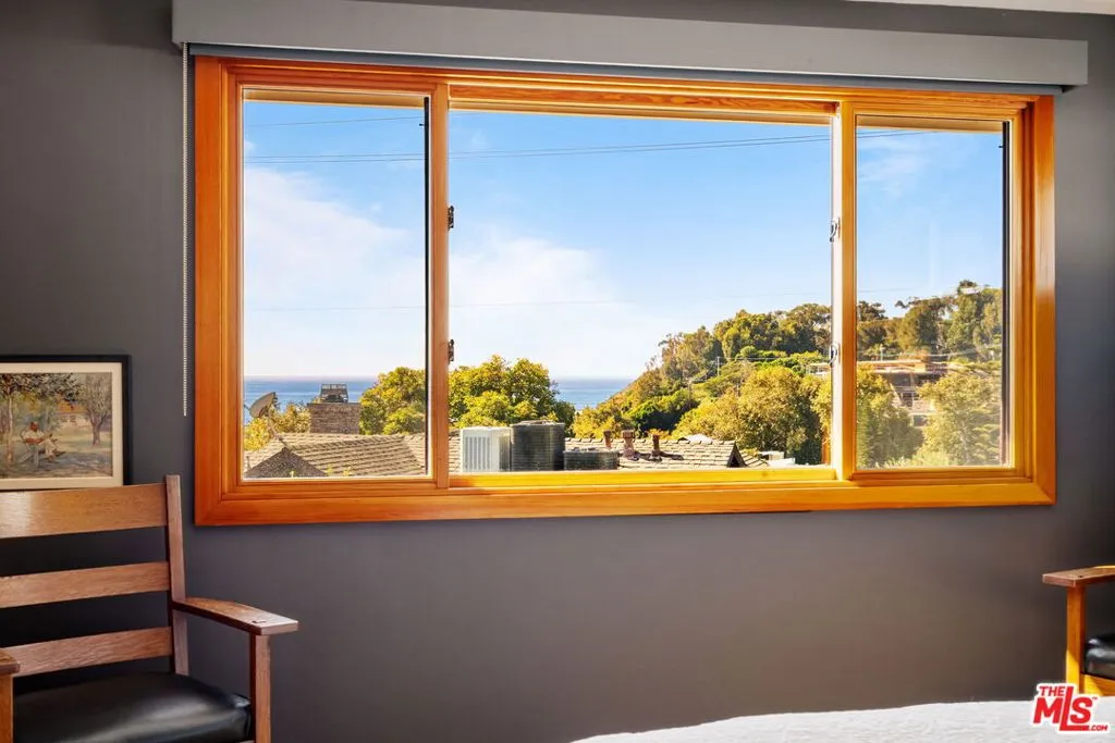 Santa Monica, California 90402, United States, 4 Bedrooms Bedrooms, ,3 BathroomsBathrooms,Residential,Active,240289