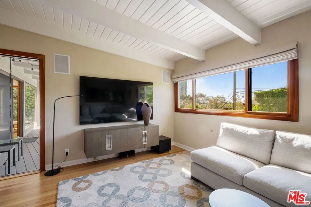 Santa Monica, California 90402, United States, 4 Bedrooms Bedrooms, ,3 BathroomsBathrooms,Residential,Active,240289