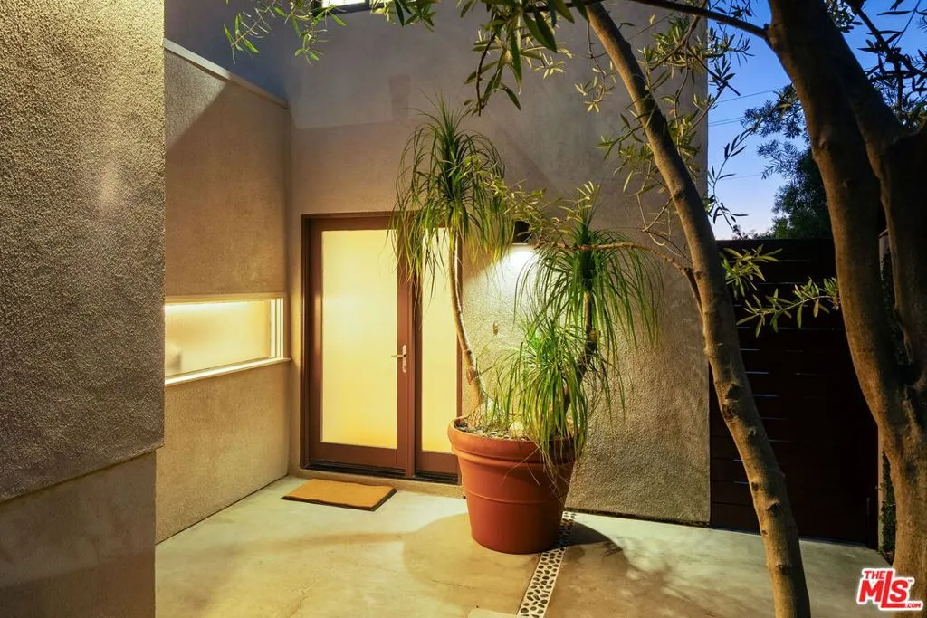 Santa Monica, California 90402, United States, 4 Bedrooms Bedrooms, ,3 BathroomsBathrooms,Residential,Active,240289