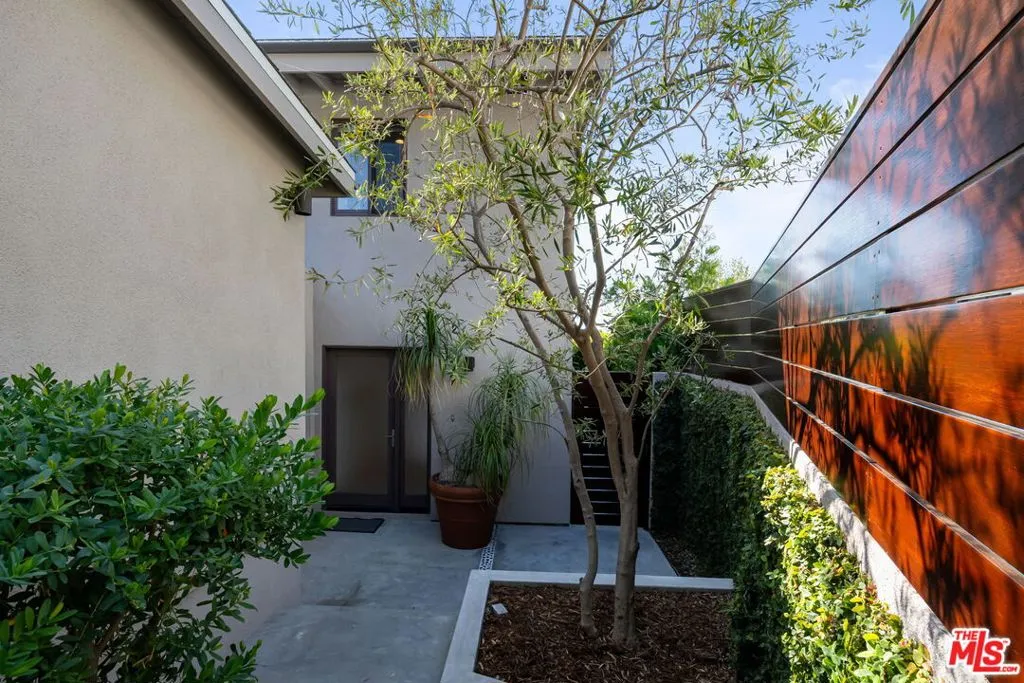 Santa Monica, California 90402, United States, 4 Bedrooms Bedrooms, ,3 BathroomsBathrooms,Residential,Active,240289