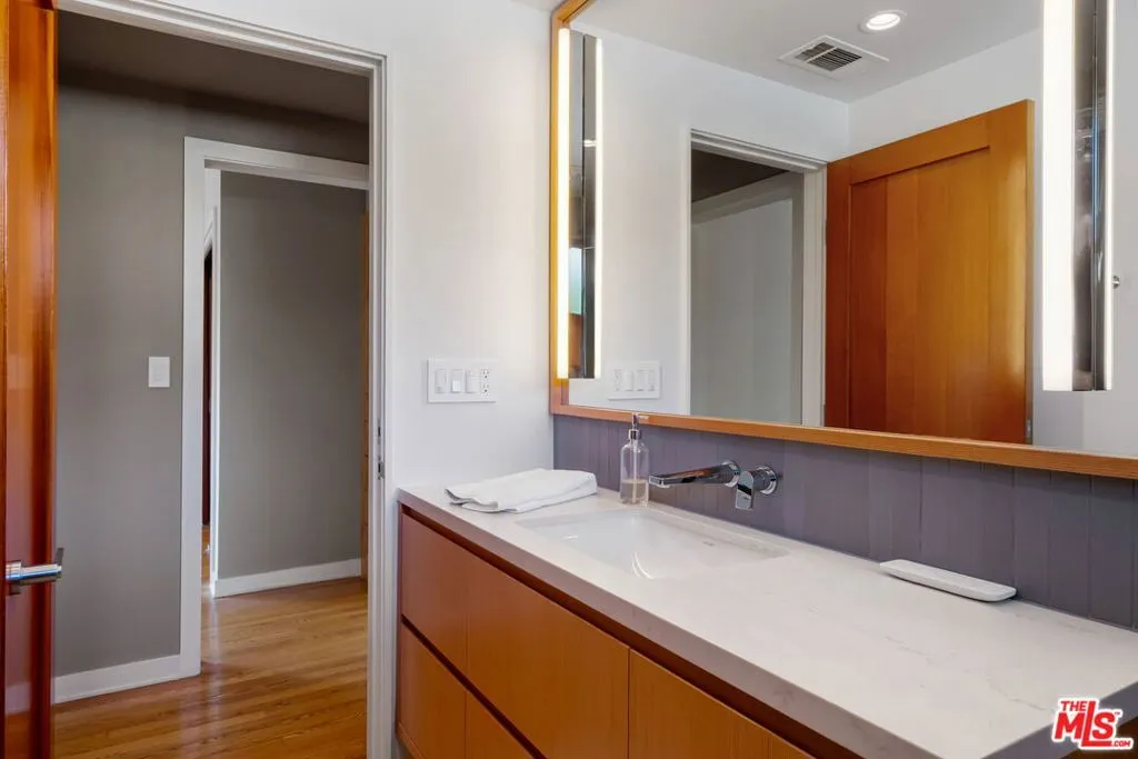 Santa Monica, California 90402, United States, 4 Bedrooms Bedrooms, ,3 BathroomsBathrooms,Residential,Active,240289