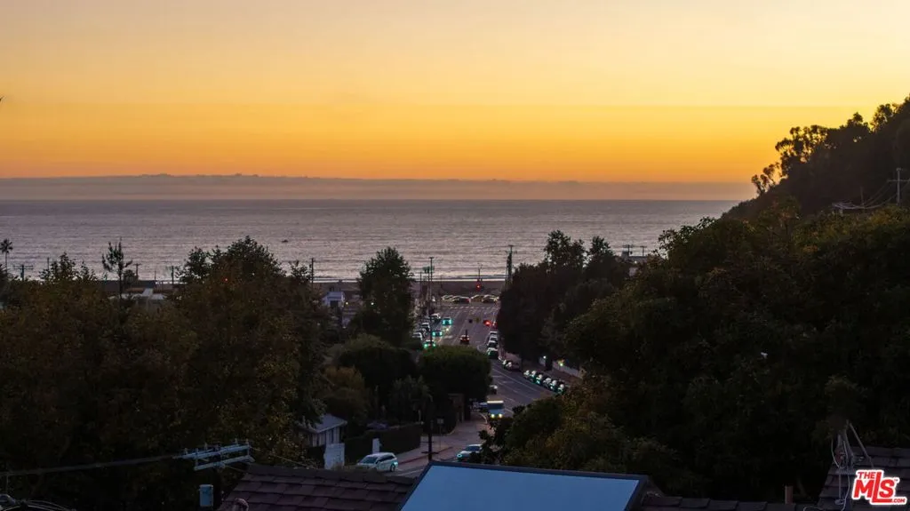 Santa Monica, California 90402, United States, 4 Bedrooms Bedrooms, ,3 BathroomsBathrooms,Residential,Active,240289