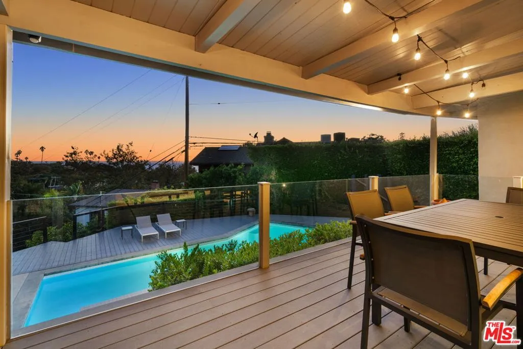 Santa Monica, California 90402, United States, 4 Bedrooms Bedrooms, ,3 BathroomsBathrooms,Residential,Active,240289