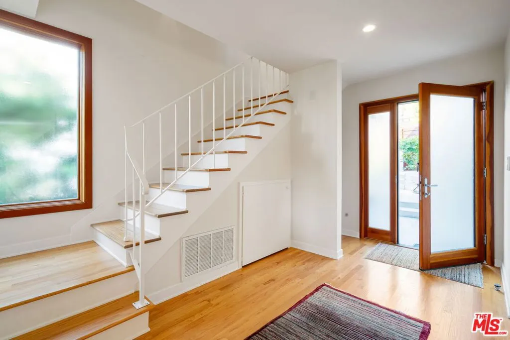 Santa Monica, California 90402, United States, 4 Bedrooms Bedrooms, ,3 BathroomsBathrooms,Residential,Active,240289