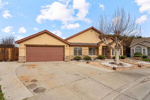 Photo of 161 Amber Court, Hollister, CA 95023 (MLS # ML82032886)