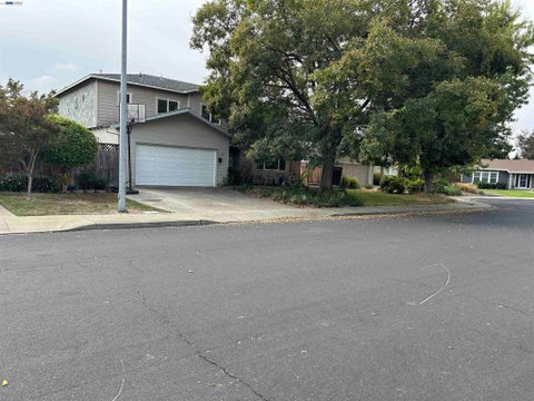 Photo of 649 Jade Pl PL, Livermore, CA 94550 (MLS # 41148903)
