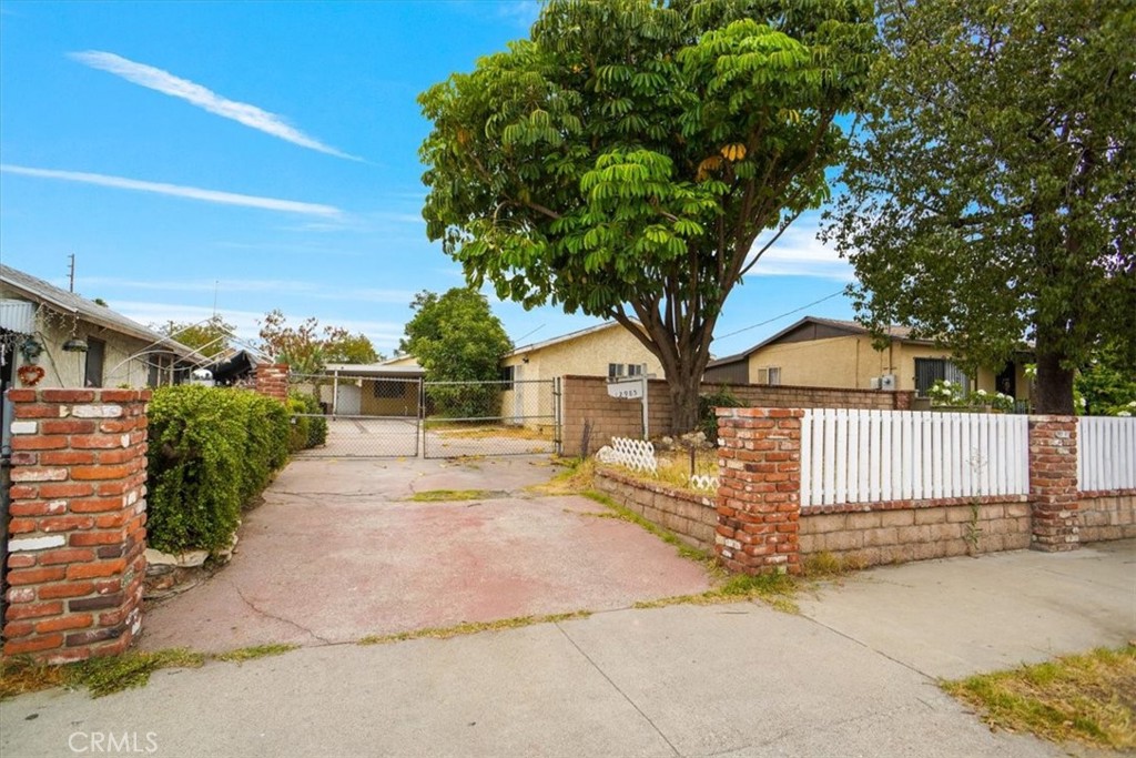 Incredible opportunity to own a single-family home in the desirable area of Pacoima, featuring what appears as an unfinished ADU with tremendous potential. This investor special offers the perfect canvas for those looking to renovate, add value, or create additional income. The property does need work and updates, but with the right vision, it can be transformed into a standout home or income-producing investment. Don’t miss this chance to capitalize on a rare value-add opportunity in a rapidly growing neighborhood!
