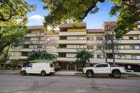 Photo of 1339 N Columbus Ave, Glendale, CA 91202 (MLS # SR26049346)