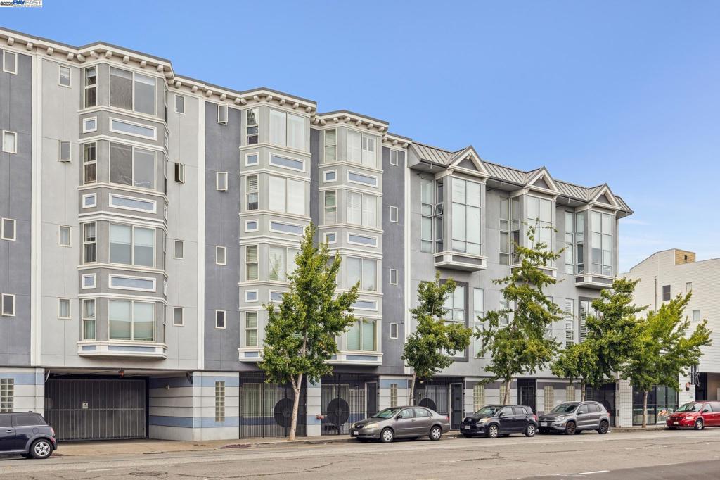 Top floor, corner unit, fireplace, floor to ceiling windows, secluded unit facing north. Great common courtyard, in unit laundry, elevator and garage parking. Tons of natural light, 2 skylights, open plan. Smaller building, live/work designation. Located in the heart of SoMa with easy commute access and walkability. Intimate and quiet 46 unit building.