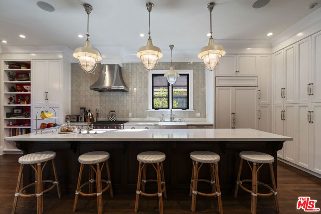 Photo of 934 S Mullen Avenue, Los Angeles, CA 90019 (MLS # 26832123)