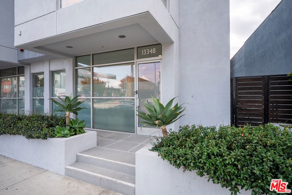 13348 W Washington Boulevard, Los Angeles CA 90066