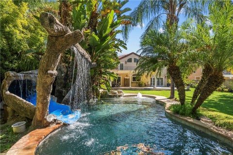 Photo of 10909 Willowbrae Avenue, Chatsworth, CA 91311 (MLS # SR26205905)