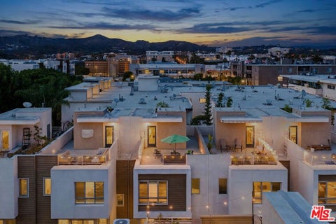 Photo of 1400 N Fuller Avenue #16, Los Angeles, CA 90046 (MLS # 26103620)