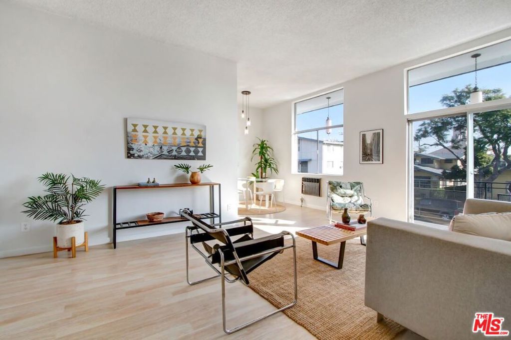 Properties 1 1045 N Ardmore Avenue