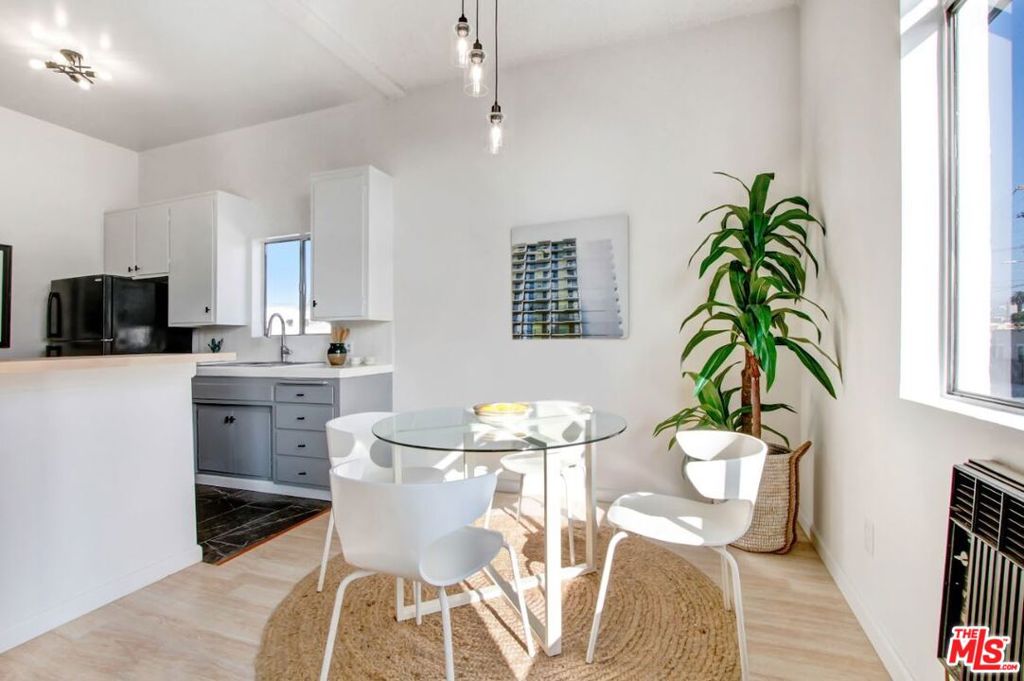 Properties 4 1045 N Ardmore Avenue