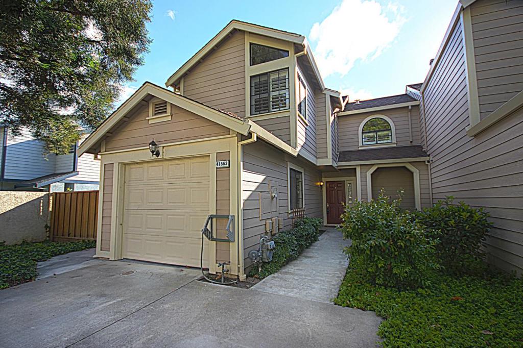 Excellent Irvington school district. Hirsch Elementary (API:928); Horner Junior (920); Irvington High (884).One of the largest yard in the community. Spacious 3 beds/ 2.5 baths. End unit with lots of sunlight and privacy creating the feeling of single family home. Newly kitchen counter top. Plantation window covering throughout. Luxury master suite with high ceiling. Private cozy patio extend the entertaining area from dining area for party and relaxation. Attached 1-car garage. Fireplace and much more...